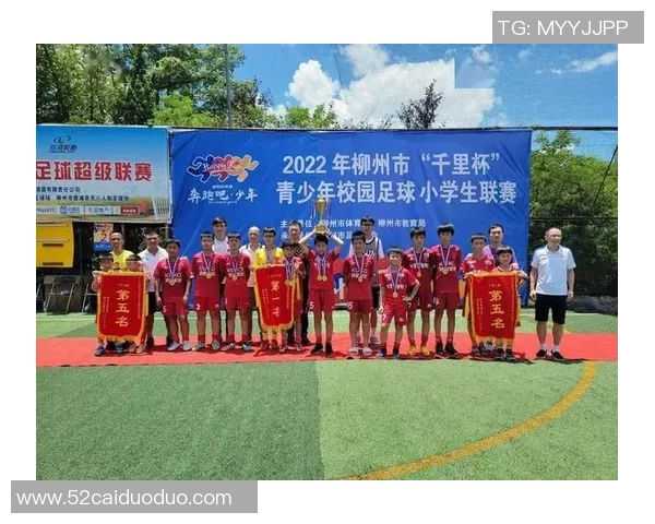 热血足球少年点着绿茵赛场